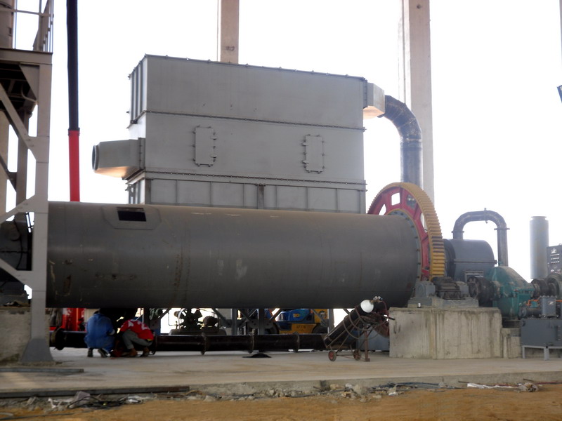 Ball mill grinding chamber with grinding media