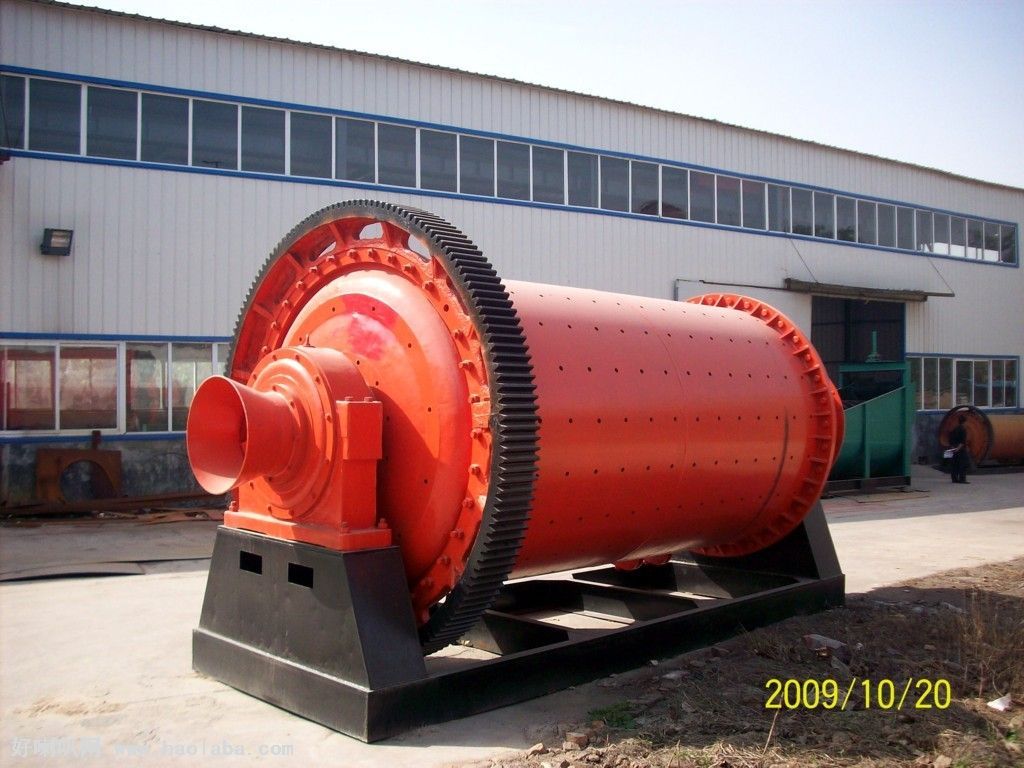 Raw quartz sand material before grinding